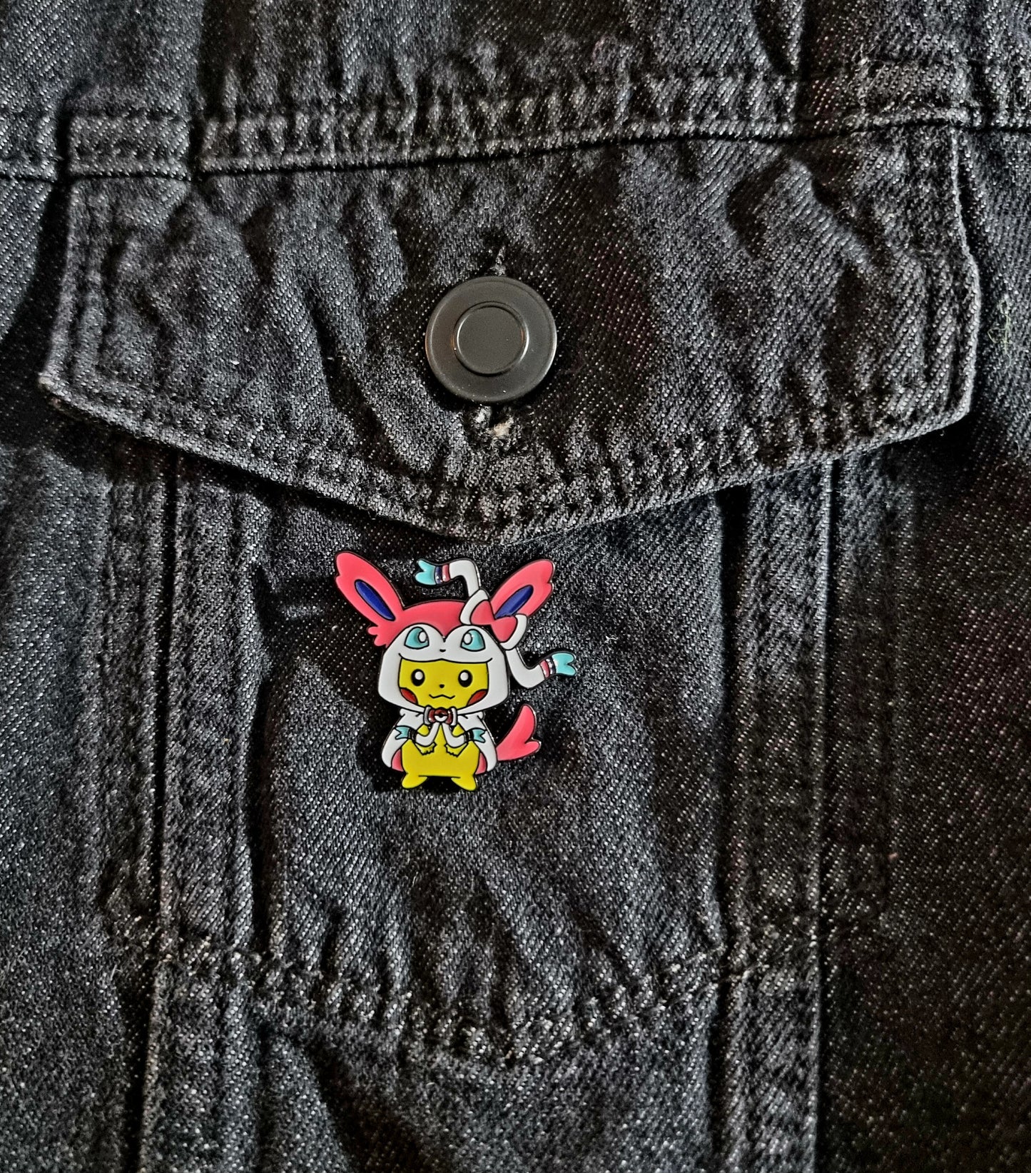 Pikachu Sylveon Pin Badge